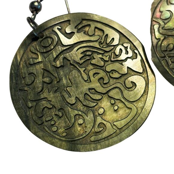 Carved shell pierced earrings drop & dangle disk rounds pearl-gray iridescent - Picture 2 of 5